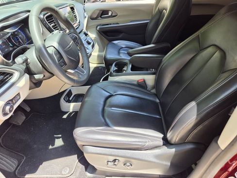 Used 2023 Chrysler Pacifica Touring-L FWD image 10