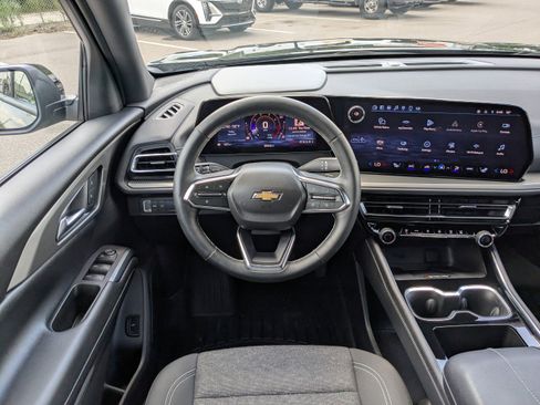 Used 2025 Chevrolet Traverse LT w/ Driver Confidence Package image 17