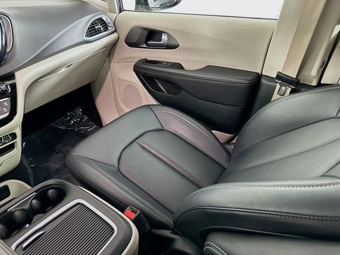 Certified 2024 Chrysler Pacifica Touring-L image 33