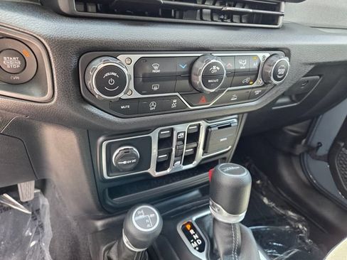 Used 2024 Jeep Gladiator Sport AWD/4WD image 24