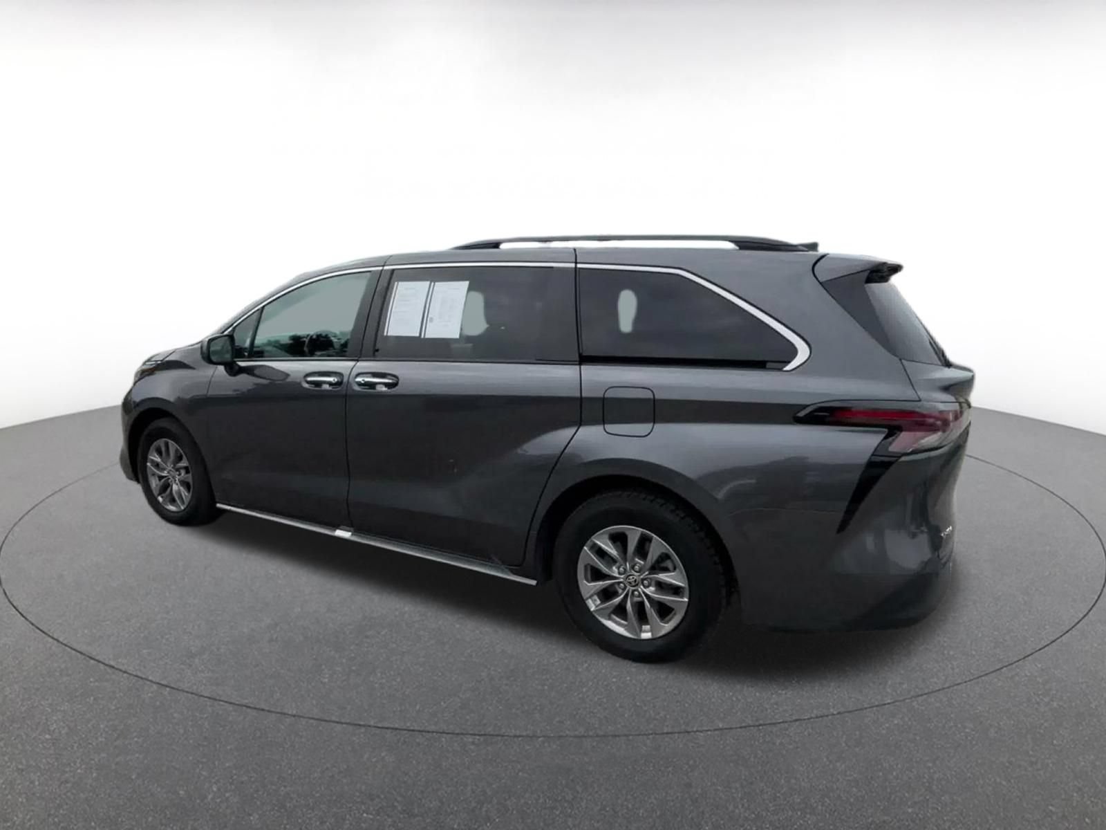Used 2025 Toyota Sienna XLE FWD image 9