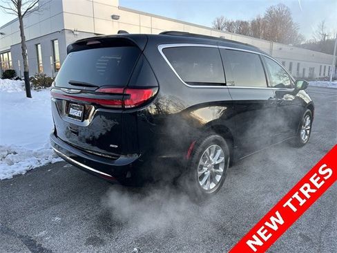 Certified 2022 Chrysler Pacifica Touring-L image 8