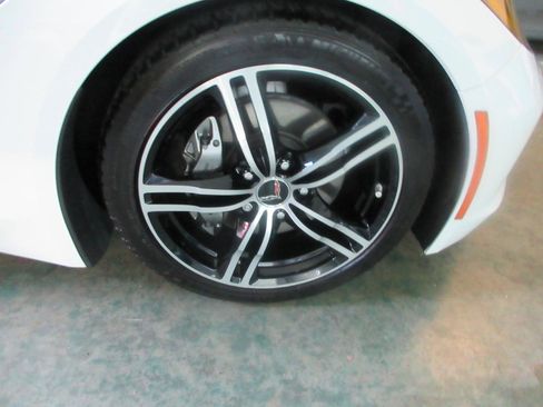 Used 2017 Chevrolet Corvette Stingray Coupe w/ Carbon Flash Badge Package image 72