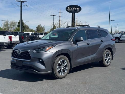 Used 2021 Toyota Highlander XLE AWD/4WD image 3