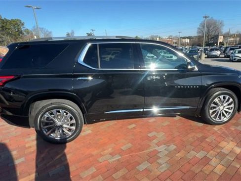 Used 2023 Chevrolet Traverse Premier image 3