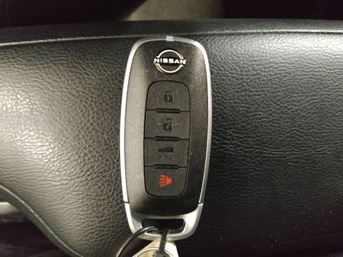 Used 2025 Nissan Versa SR FWD image 32