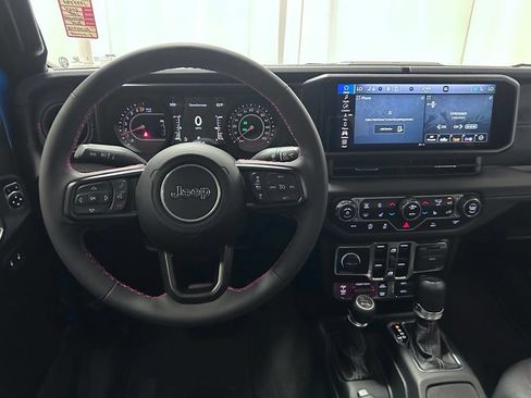 Used 2024 Jeep Gladiator Rubicon w/ Technology Group AWD/4WD image 3