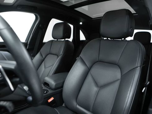 Certified 2026 Porsche Macan AWD/4WD image 5