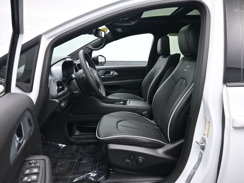 New 2026 Chrysler Pacifica Limited FWD image 20