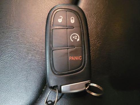 Used 2019 Jeep Cherokee Latitude Plus w/ Cold Weather Group AWD/4WD image 32