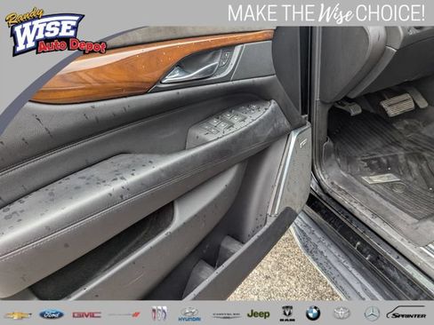 Used 2018 Cadillac Escalade Luxury AWD/4WD image 9