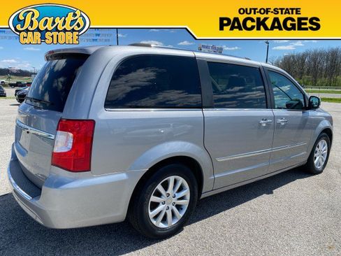 Used 2015 Chrysler Town & Country Limited Platinum FWD image 6