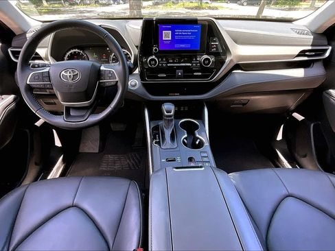 Used 2023 Toyota Highlander XLE FWD image 7