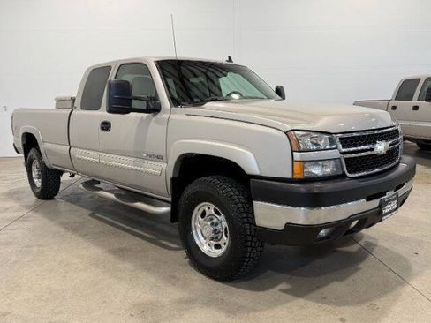 Used 2006 Chevrolet Silverado 2500 LT w/ Onstar Plus Package AWD/4WD image 5
