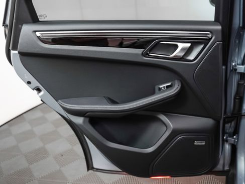 Used 2025 Porsche Macan image 26