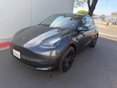 Used 2025 Tesla Model Y Long Range RWD image 1