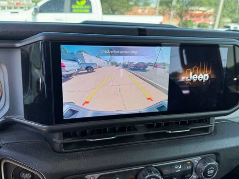Used 2024 Jeep Gladiator Sport AWD/4WD image 21
