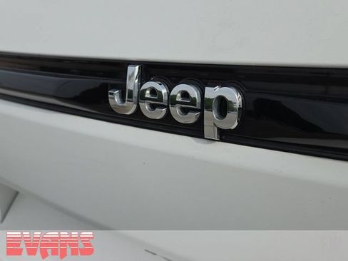 Used 2023 Jeep Grand Cherokee Laredo w/ Trailer Tow Prep Group (B) AWD/4WD image 28