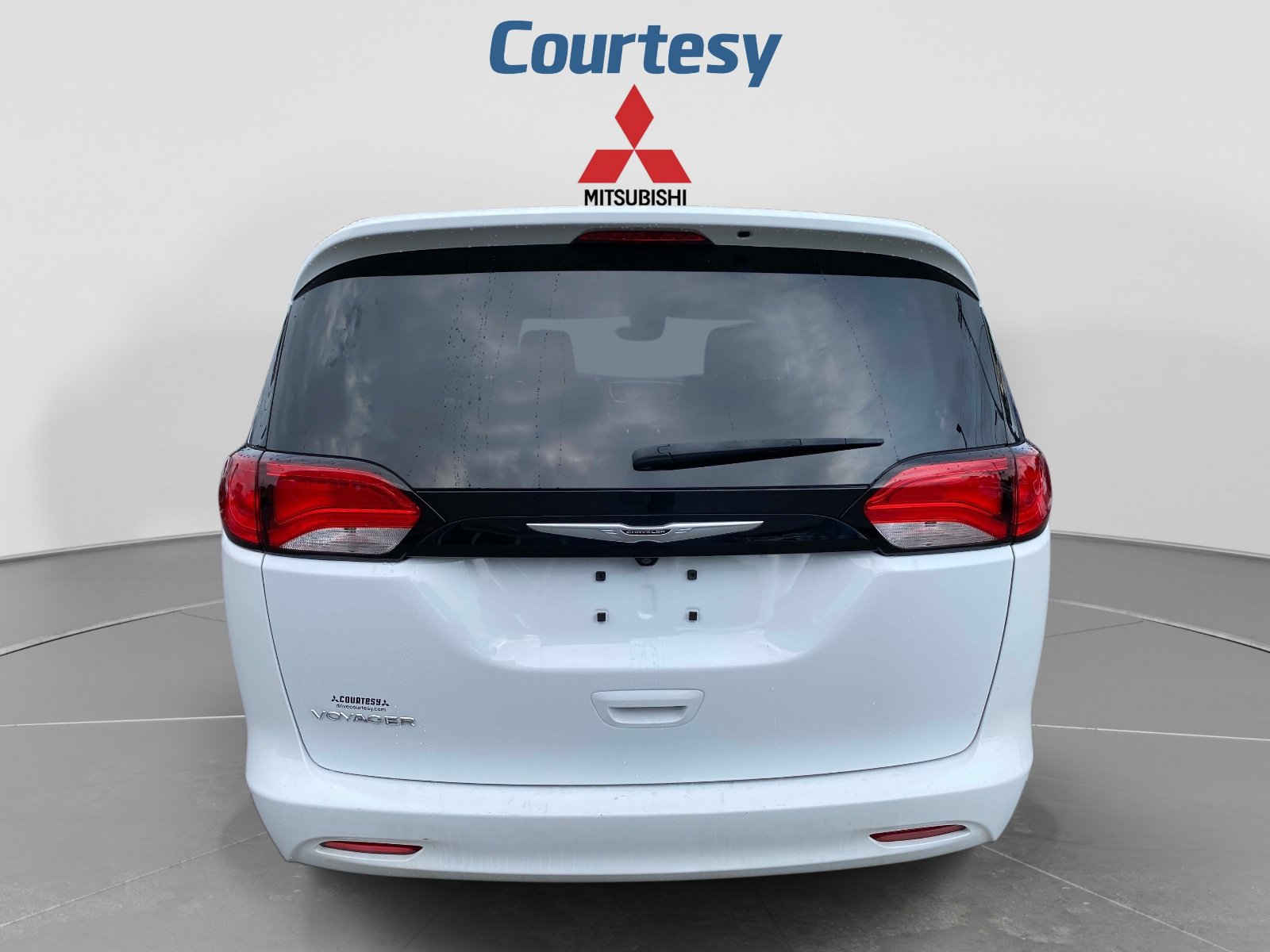Used 2024 Chrysler Voyager LX FWD image 4