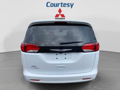 Used 2024 Chrysler Voyager LX FWD image 4