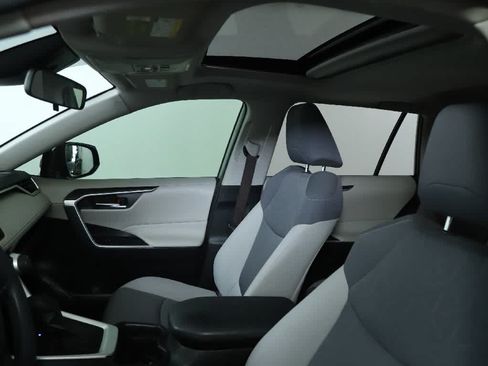 Used 2019 Toyota RAV4 XLE w/ Convenience Package FWD image 18