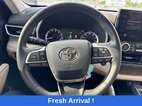 Used 2024 Toyota Highlander XLE FWD image 7