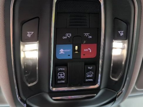 Used 2023 Jeep Grand Cherokee Laredo AWD/4WD image 22