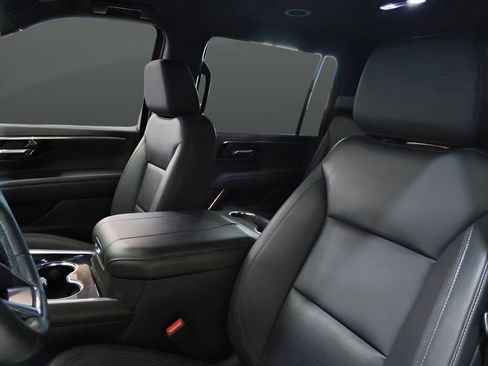 Used 2025 Chevrolet Suburban Z71 image 18