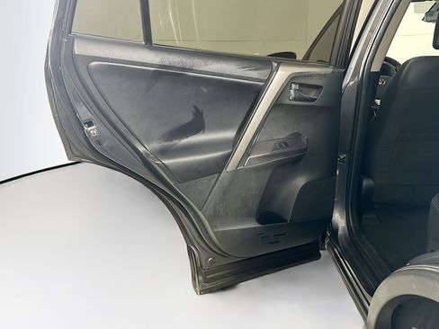 Used 2018 Toyota RAV4 XLE image 27