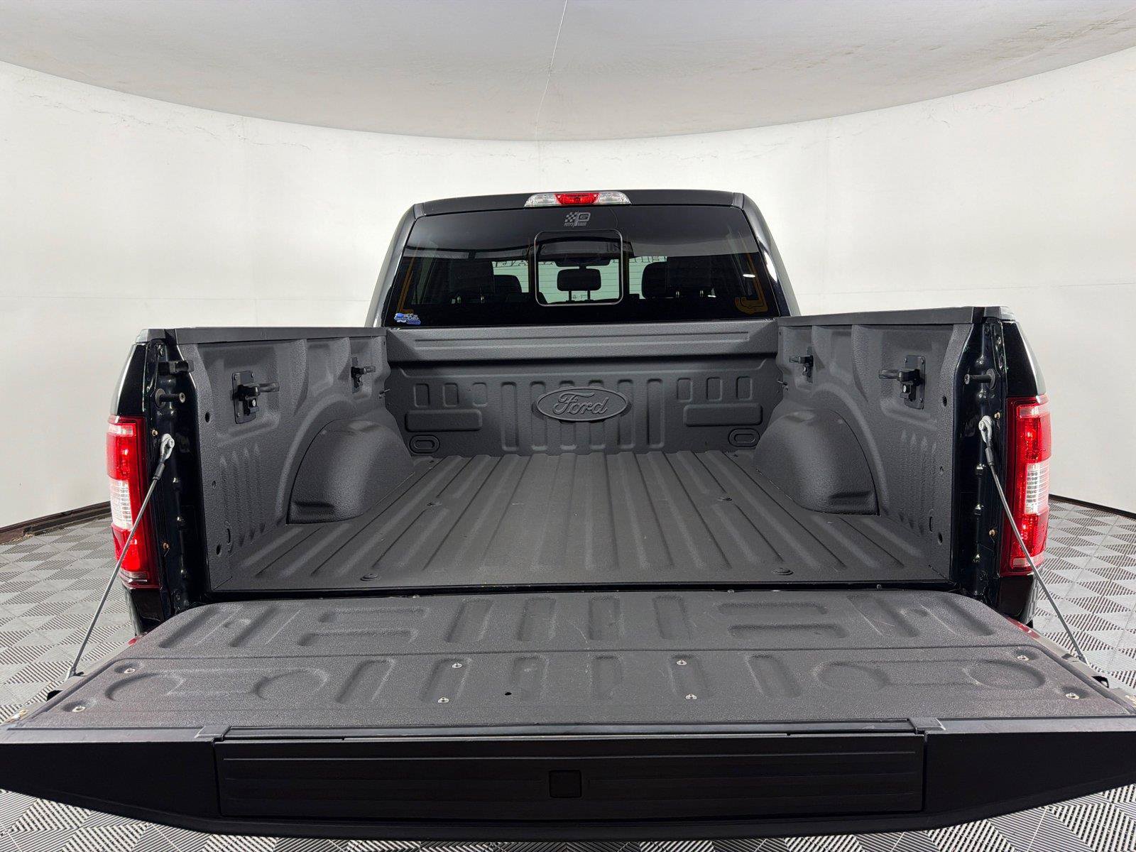 Used 2018 Ford F150 XLT w/ Equipment Group 302A Luxury AWD/4WD image 18