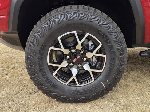 New 2026 GMC Canyon AT4X w/ LPO, Black Badging Package image 7