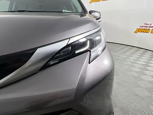Used 2022 Toyota Sienna Limited FWD image 11