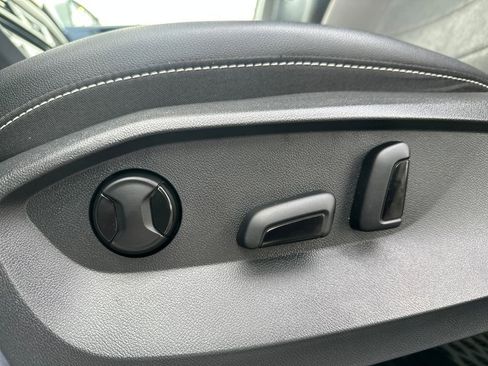 Used 2023 Volkswagen Taos SE image 4