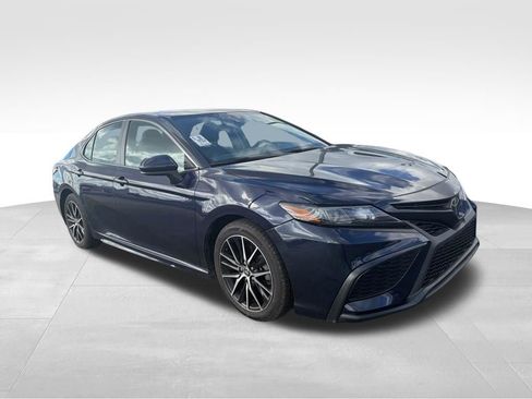 Used 2021 Toyota Camry SE image 3