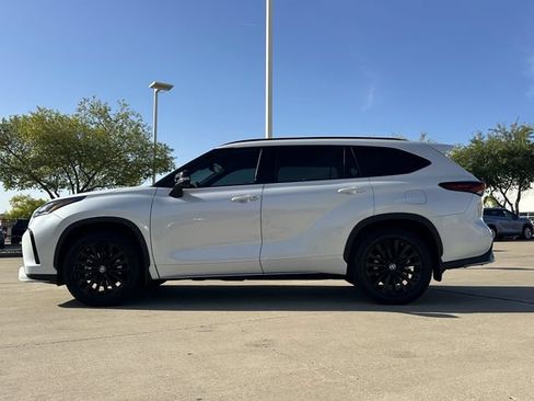 Used 2024 Toyota Highlander XSE FWD image 2