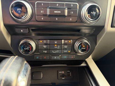 Used 2015 Ford F150 Lariat w/ Equipment Group 502A Luxury AWD/4WD image 25