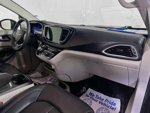 Used 2023 Chrysler Pacifica Touring-L FWD image 28
