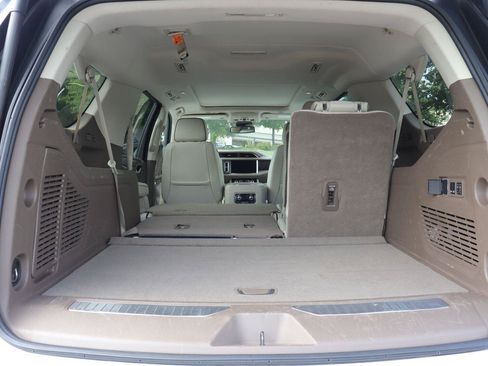 Used 2024 GMC Yukon XL Denali RWD image 17