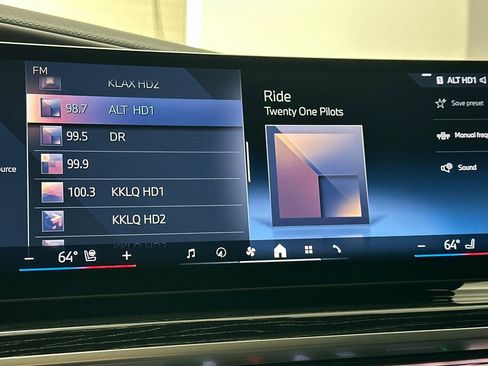 Used 2025 BMW 740i w/ Premium Package image 22