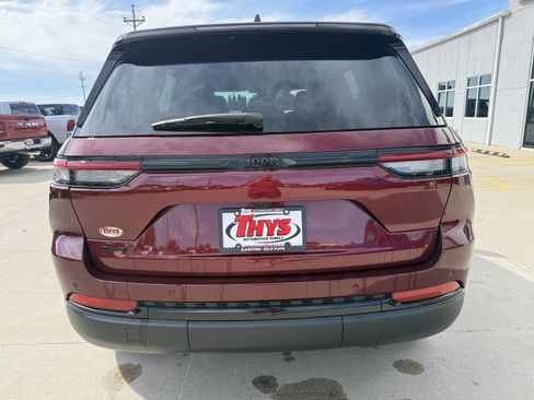 Used 2025 Jeep Grand Cherokee Altitude AWD/4WD image 37