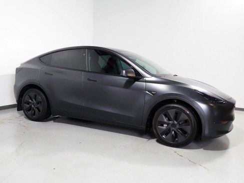 Used 2025 Tesla Model Y AWD image 1