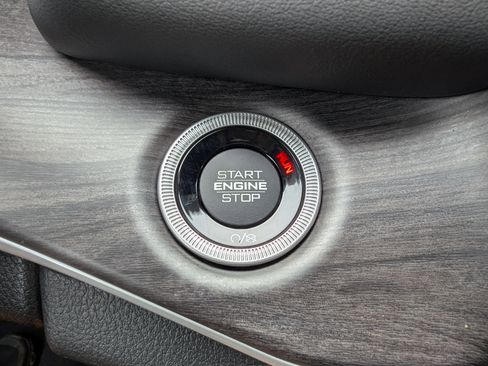 Used 2023 Jeep Grand Cherokee Limited w/ Luxury Tech Group II image 35