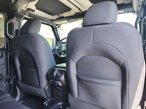 Used 2018 Jeep Wrangler Unlimited Sahara AWD/4WD image 16