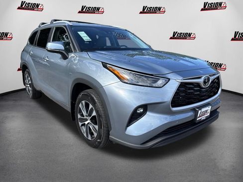 Used 2024 Toyota Highlander XLE AWD/4WD image 5