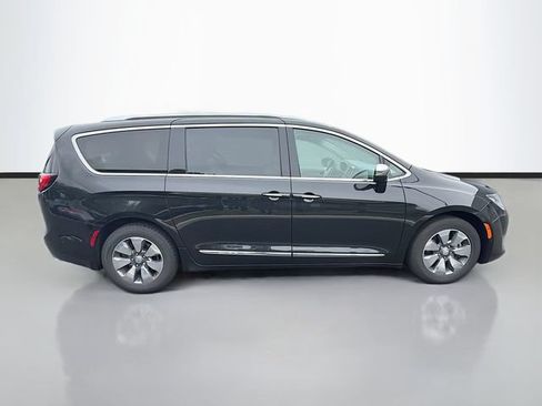 Used 2017 Chrysler Pacifica Platinum FWD image 8
