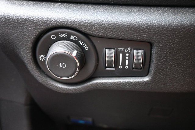 Used 2025 Chrysler Pacifica Limited FWD image 34