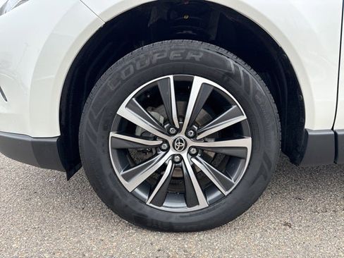 Used 2021 Toyota Venza LE image 6