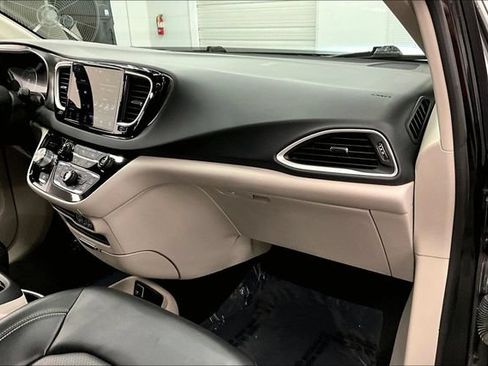 Used 2023 Chrysler Pacifica Touring-L FWD image 18