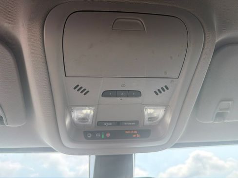 Used 2023 GMC Acadia SLT AWD/4WD image 18
