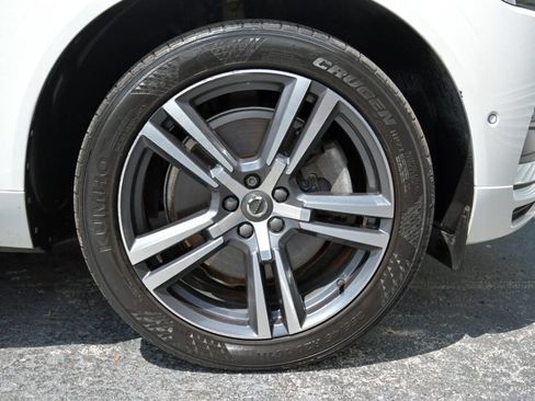 Used 2019 Volvo XC60 T6 Momentum w/ Multimedia Package image 33